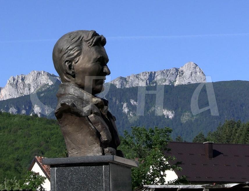ТРНОВО, 13. ЈУНА /СРНА/ - У сјећање на команданта јединице Војске Републике Српске "Бели вукови" Срђана Кнежевића данас су Планинарско-спортско друштво "Трескавица" и општина Трново организовали поход на ову планину под називом "Стазама Белог вука" који је окупио стотињак планинара.