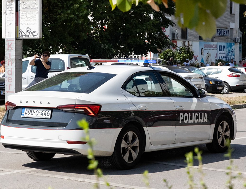 САРАЈЕВО, 13. ЈУЛА /СРНА/ - Два лица ухапшена су у Травнику због сумње да су фингирала већи број саобраћајних незгода, а полиција је одузела више скупоцјених аутомобила кориштених у тим активностима.