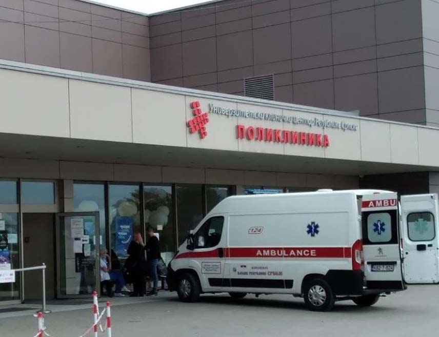БАЊАЛУКА, 13. ЈУНА /СРНА/ - Возач аутомобила "бе-ем-ве" из Приједора иницијала А. В. животно је угрожен и прикључен је на респиратор након што је тешко повријеђен у удесу на магистралном путу Приједор - Сански Мост, а хоспитализован је у Клиници за анестезију и интензивно лијечење УКЦ-а Републике Српске.
