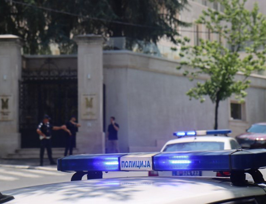 БЕОГРАД, 13. ЈУНА /СРНА/ - У Србији је данас ухапшено 25 полицијских и царинских службеника под сумњом на примање мита и злоупотребу службеног положаја, а за још двоје се интензивно трага.