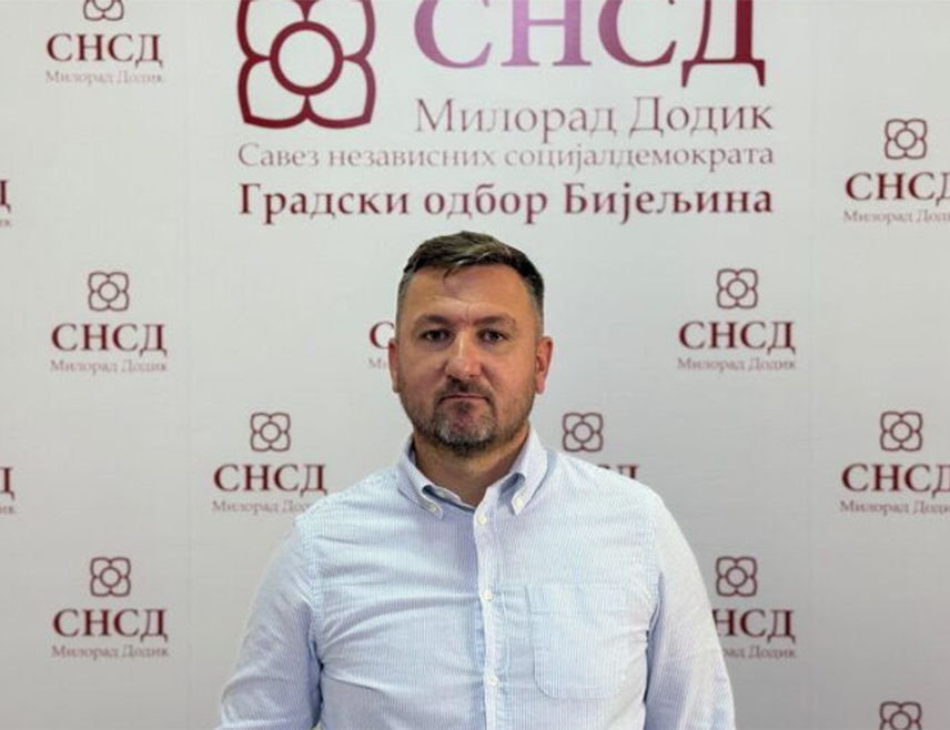 БИЈЕЉИНА, 13. ЈУНА /СРНА/ - Шеф Клуба одборника СНСД-а у бијељинској градској Скупштини Александар Остојић рекао је да је једна од најважнијих порука панела "Република Српска - јуче, данас, сутра", одражног у Бијељини, чињеница да Српска упркос бројним притисцима више од двије деценије има јасан политички правац.